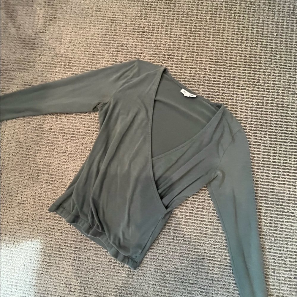 FRANK & OAK — green long sleeve, V neck.